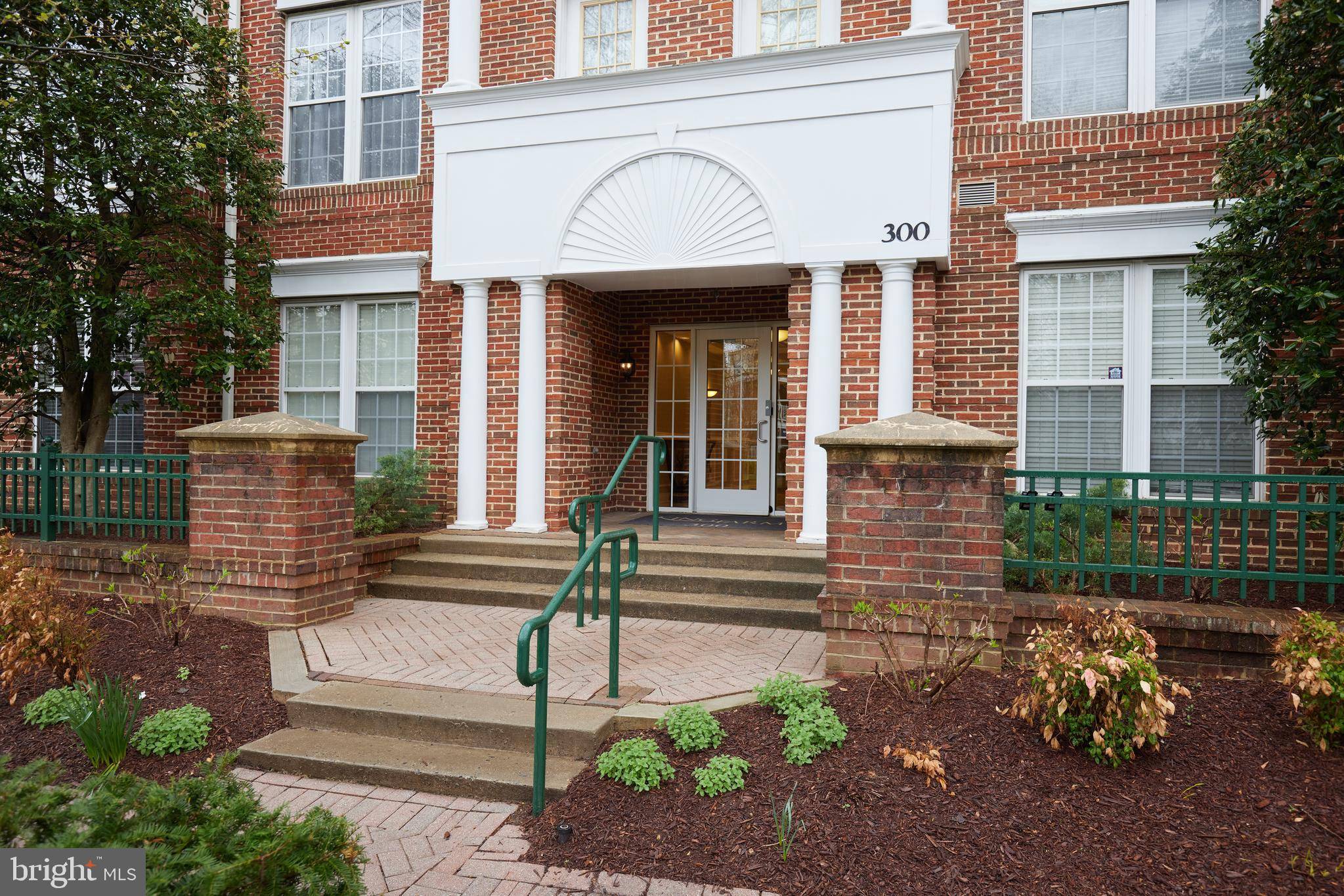 Rockville, MD 20850,300 KING FARM BLVD #9-305
