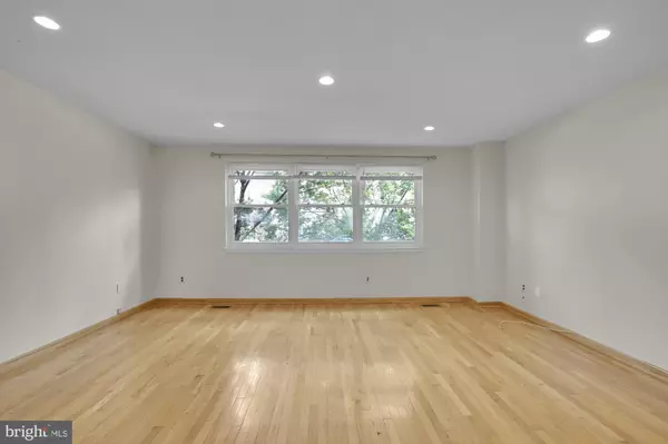 Philadelphia, PA 19119,6736 EMLEN ST