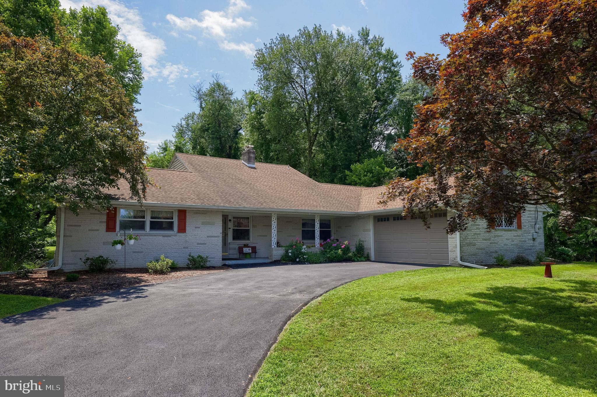 18 GREENBRIAR DR, York, PA 17407