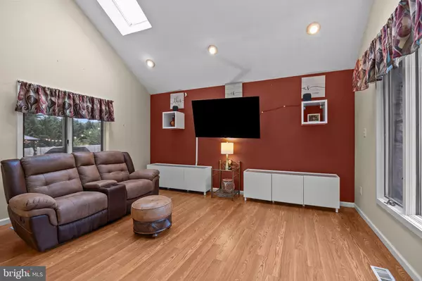 Yardley, PA 19067,963 HUNT DR