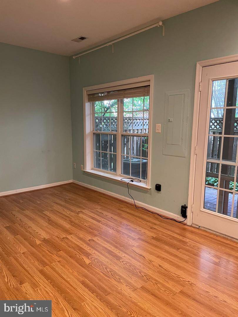 Vienna, VA 22180,8077 SEBON DR