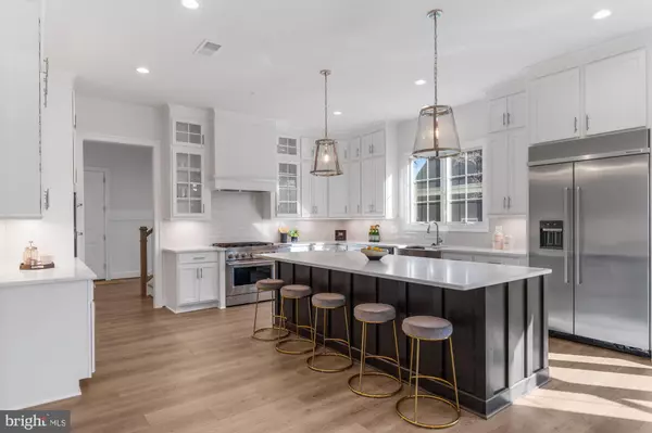 Vienna, VA 22180,305 GLYNDON ST SE