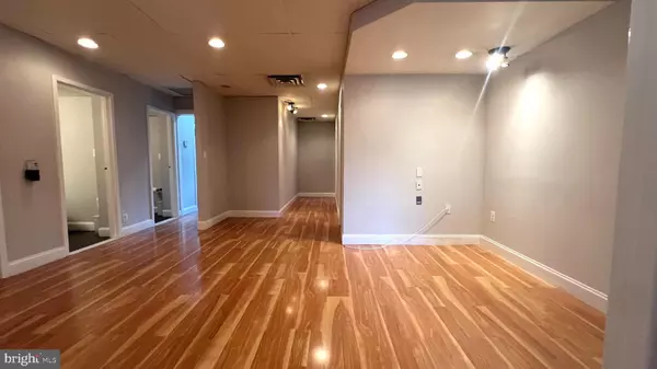 Vienna, VA 22182,8294-D OLD COURTHOUSE RD #32