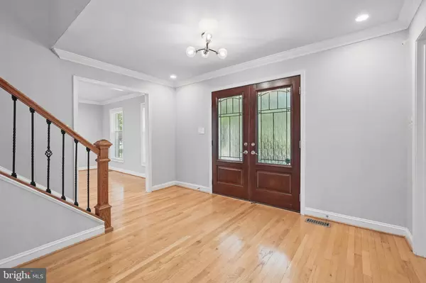 Vienna, VA 22182,9913 ROSEWOOD HILL CIR