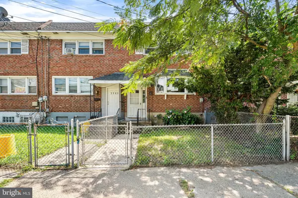 1239 LAKESHORE DR, Camden, NJ 08104