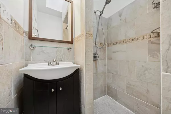 Philadelphia, PA 19104,220 BUCKINGHAM PL