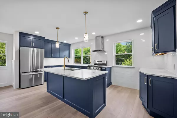 857 GREEN VALLEY DR, Philadelphia, PA 19128