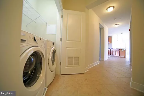 Fairfax, VA 22031,9521 BASTILLE ST #305