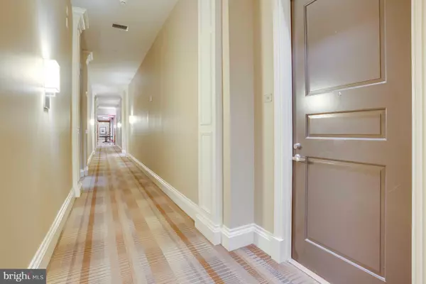 Mclean, VA 22102,8220 CRESTWOOD HEIGHTS DR #108