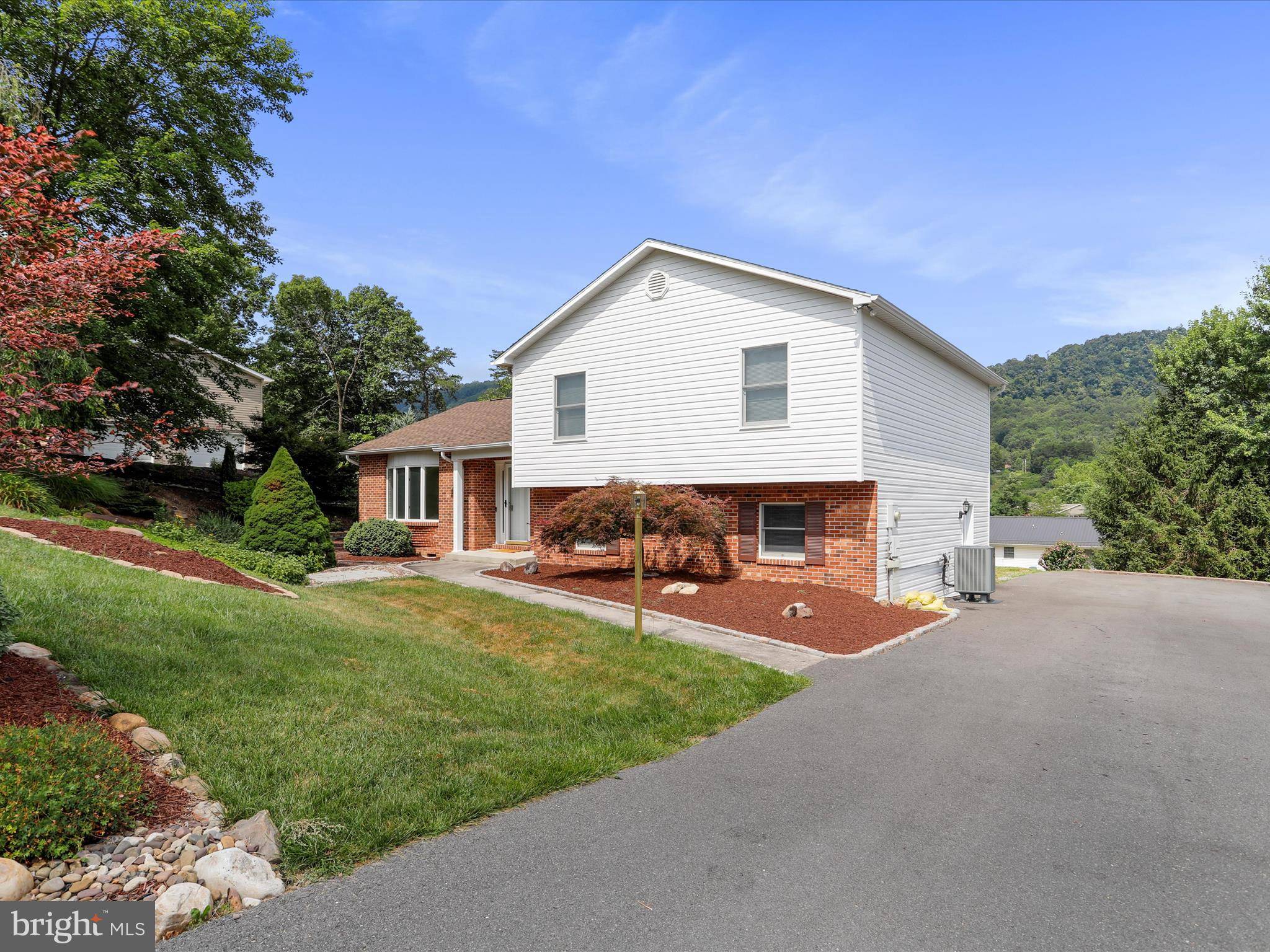 Ridgeley, WV 26753,64 MAPLE LEAF ST