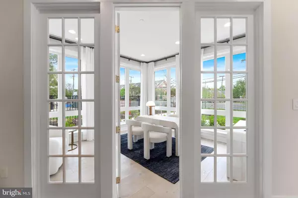 Mclean, VA 22101,7049 LIBERTY LN