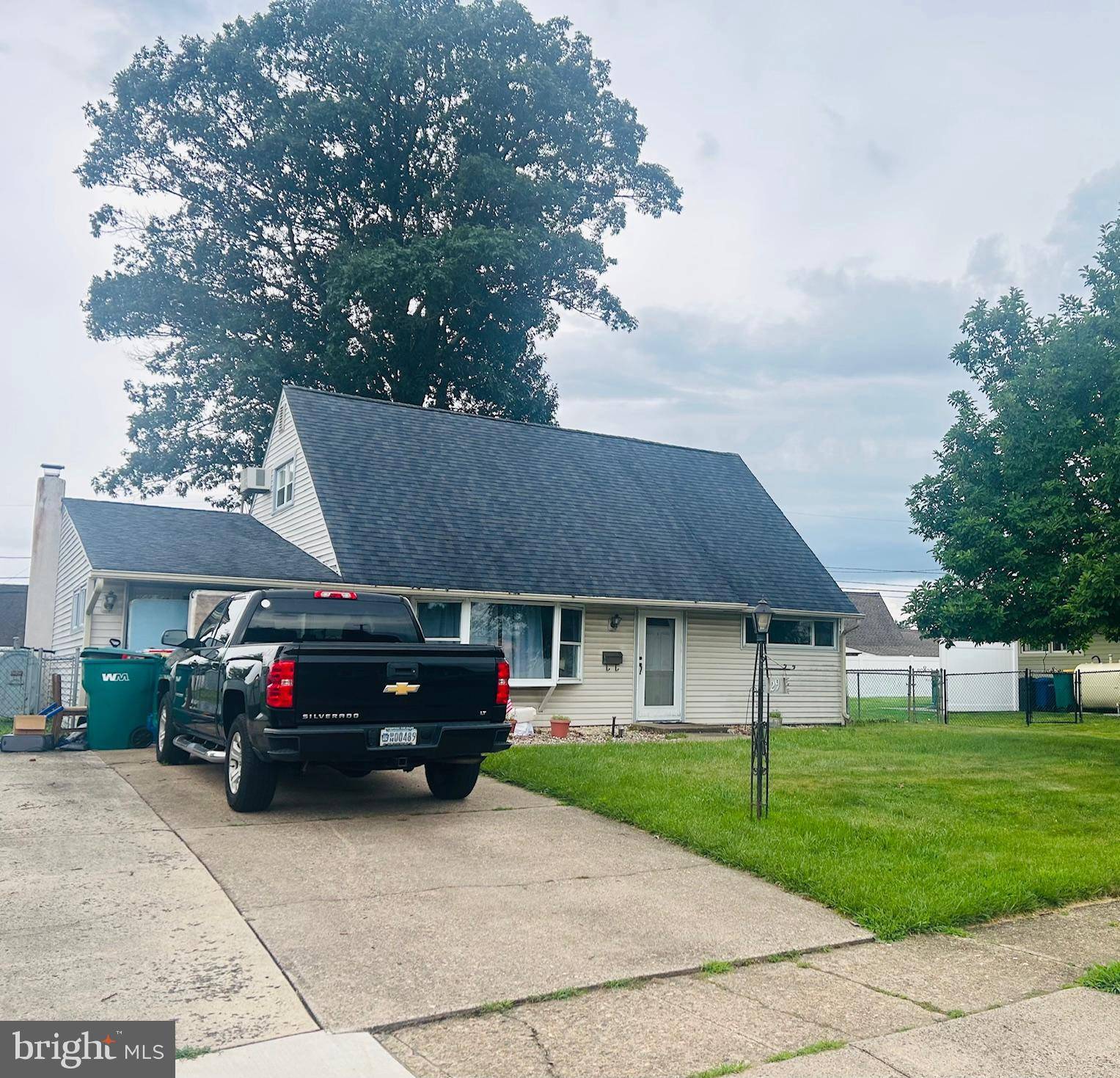 29 CLIFF RD, Levittown, PA 19057
