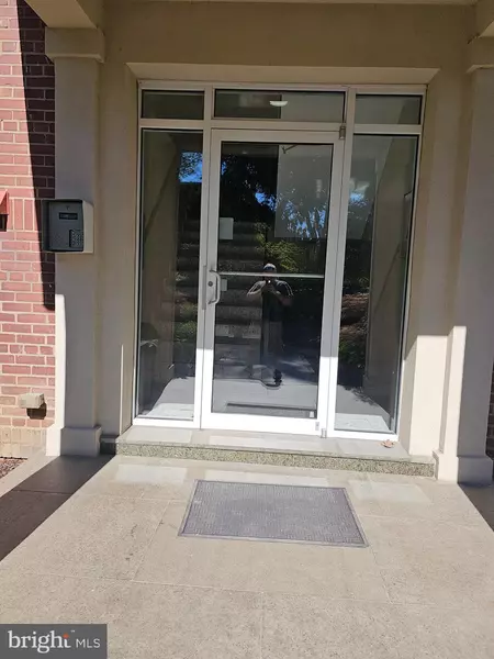 2 E MAPLE ST #30B, Alexandria, VA 22314