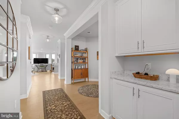 Alexandria, VA 22315,6104 FAIRVIEW FARM DR #403