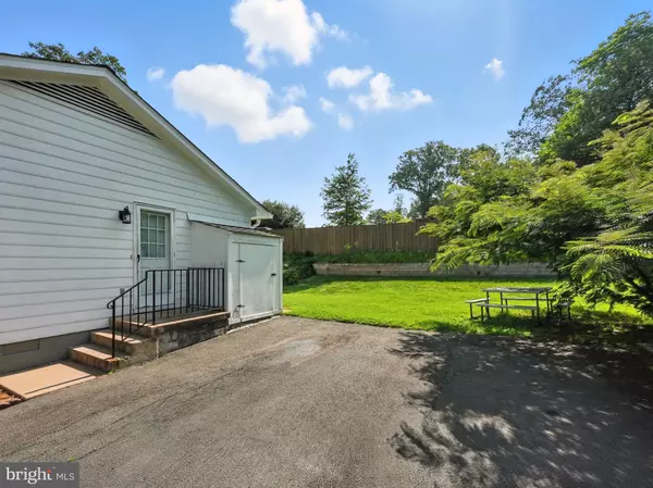 Manassas, VA 20111,7935 MAPLEWOOD DR