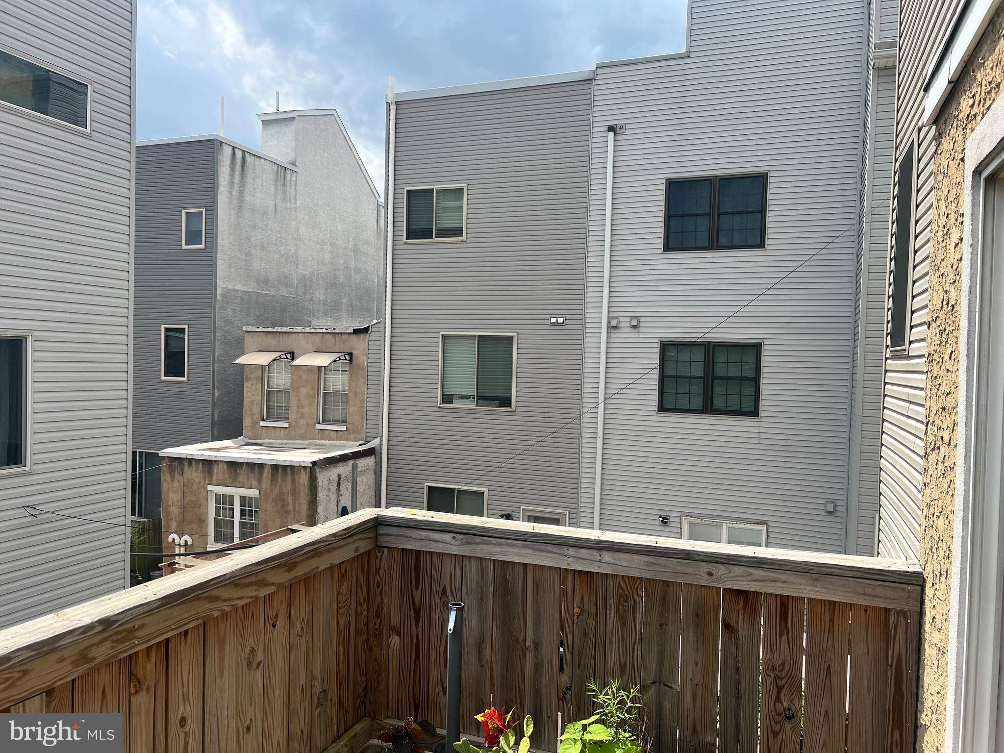 Philadelphia, PA 19145,2052 TASKER ST #2