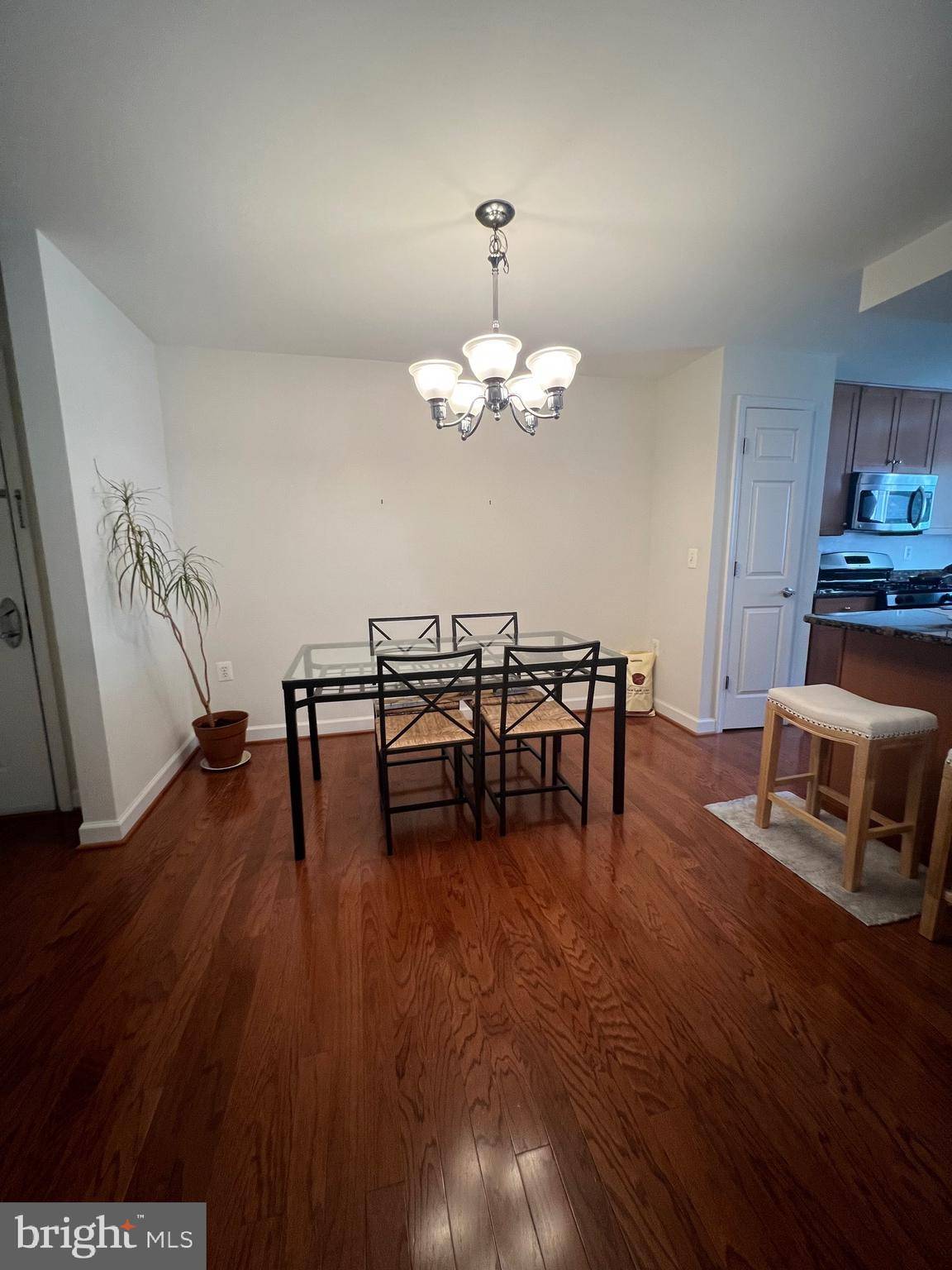 Arlington, VA 22204,4127 S FOUR MILE RUN DR #103