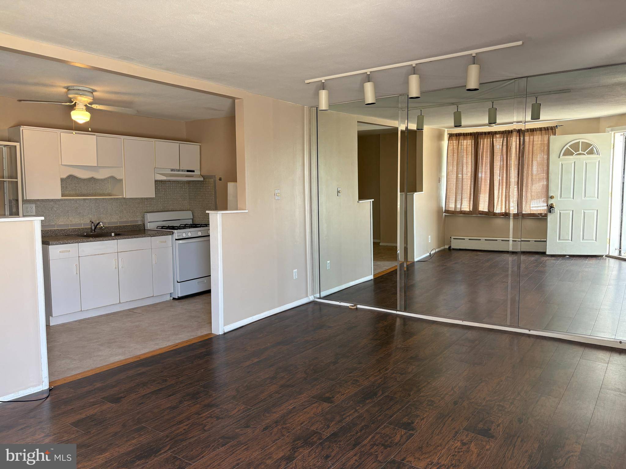 Philadelphia, PA 19148,2842 S ISEMINGER ST #1