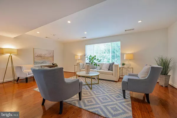 4117 S FOUR MILE RUN DR #A, Arlington, VA 22204