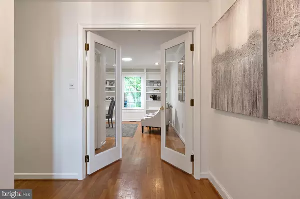 Arlington, VA 22207,2042 N ABINGDON ST