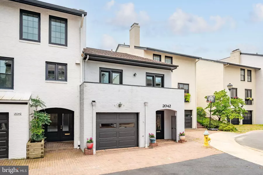 2042 N ABINGDON ST, Arlington, VA 22207