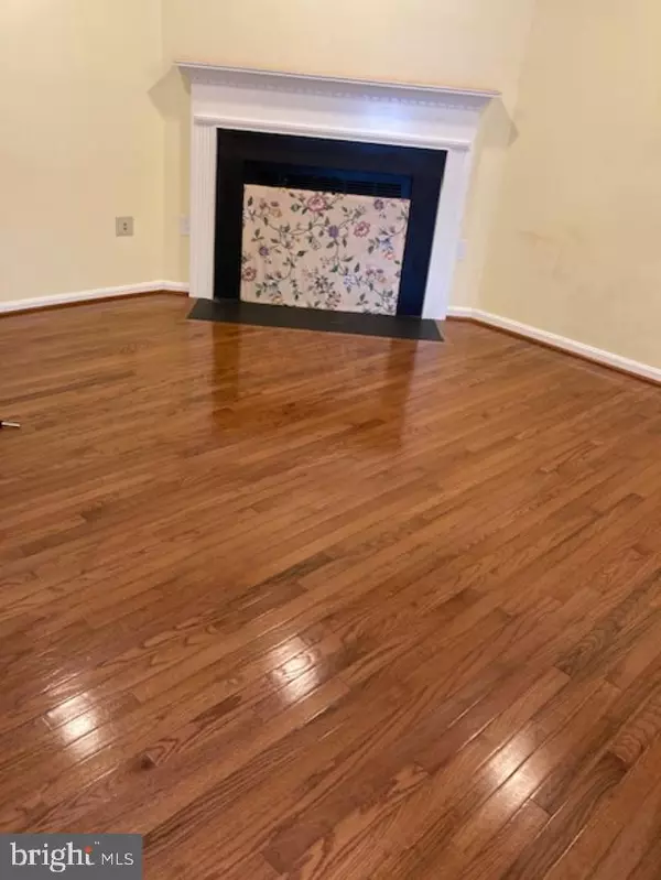 Lorton, VA 22079,8946 WALDREN WAY