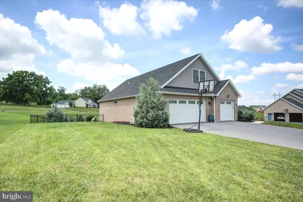 Chambersburg, PA 17202,1857 CARRERA DRIVE