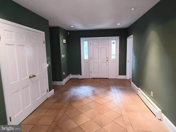 Great Falls, VA 22066,901 WALKER RD