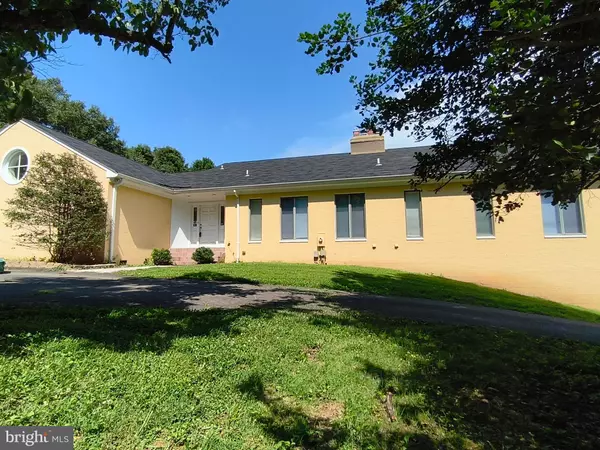 901 WALKER RD, Great Falls, VA 22066