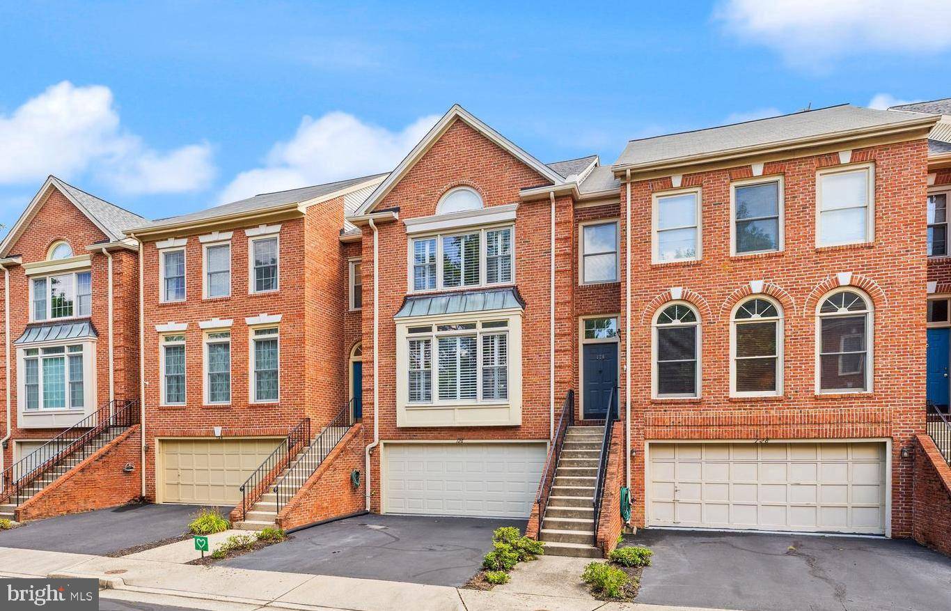 Vienna, VA 22180,126 MENDON LN SW