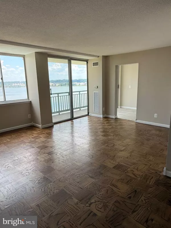 Alexandria, VA 22314,501 SLATERS LN #805