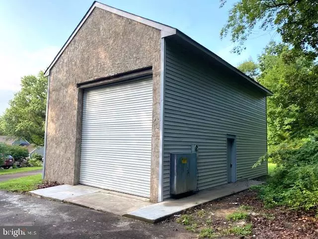 21 STONE EDGE RD, Sellersville, PA 18960
