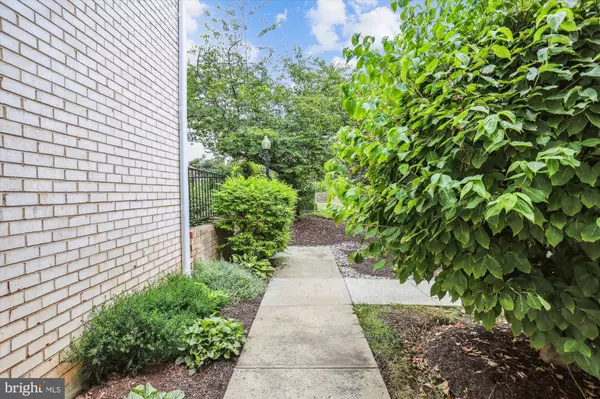 Rockville, MD 20853,5525 BURNSIDE DR #5525