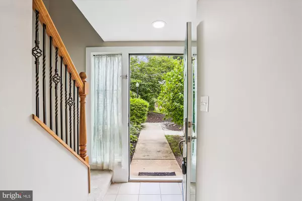 Rockville, MD 20853,5525 BURNSIDE DR #5525