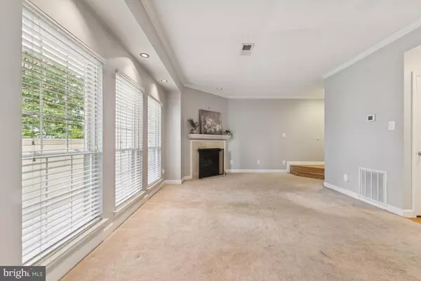 Leesburg, VA 20175,678 GATEWAY DR SE #907