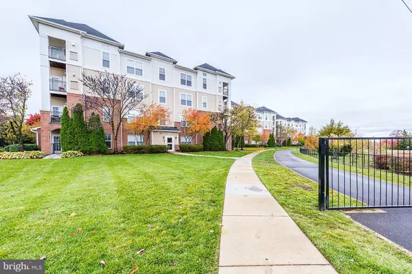 Chantilly, VA 20151,3810 LIGHTFOOT ST #408