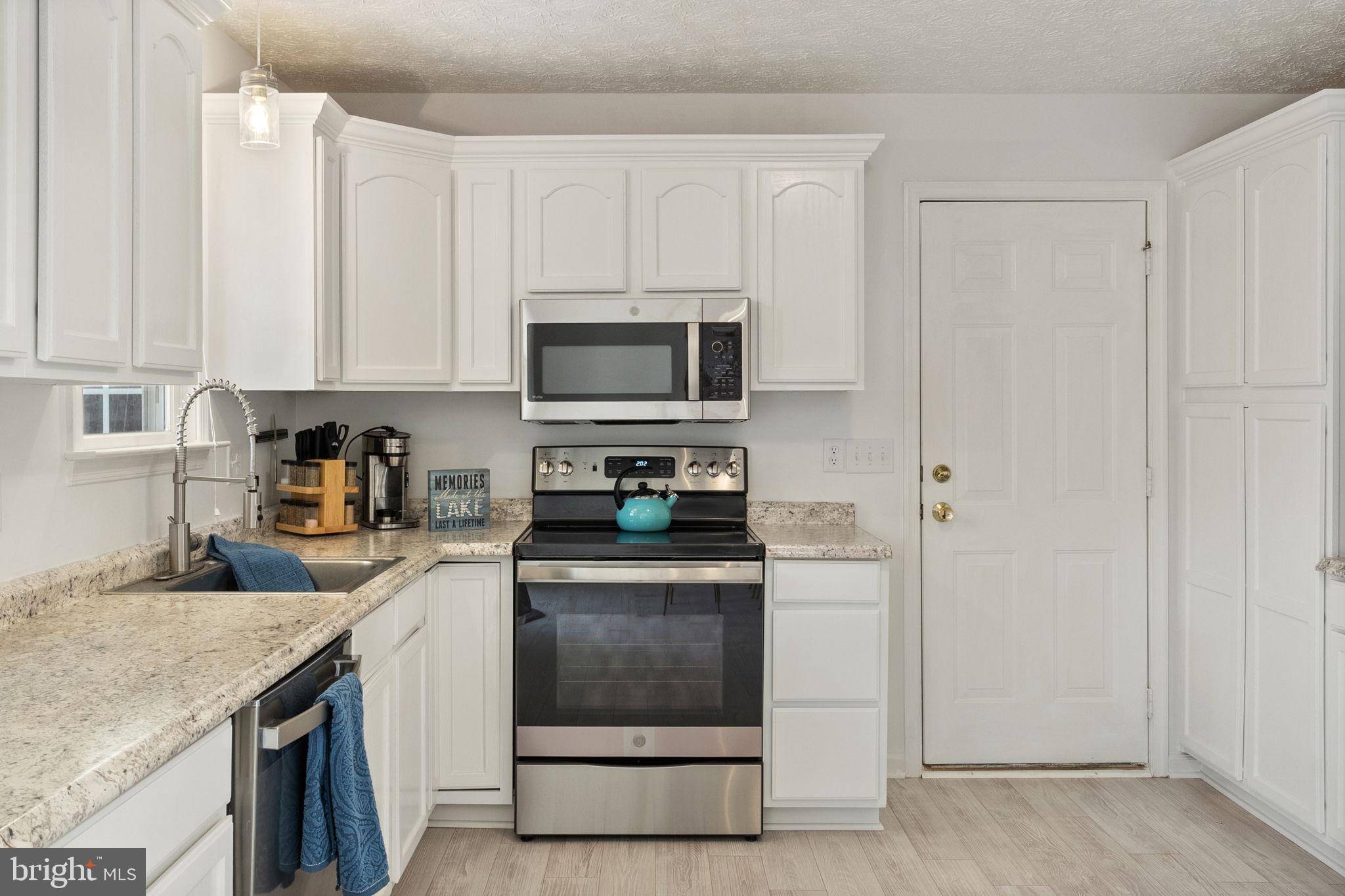 Cross Junction, VA 22625,100 WOODLANDS LN