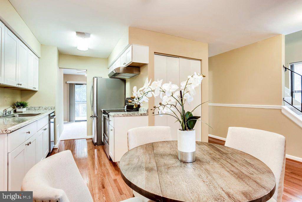 Herndon, VA 20170,939 BARTON OAKS PL