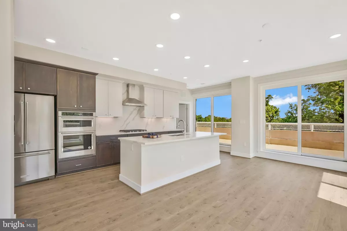 Alexandria, VA 22314,635 SLATERS LN #305