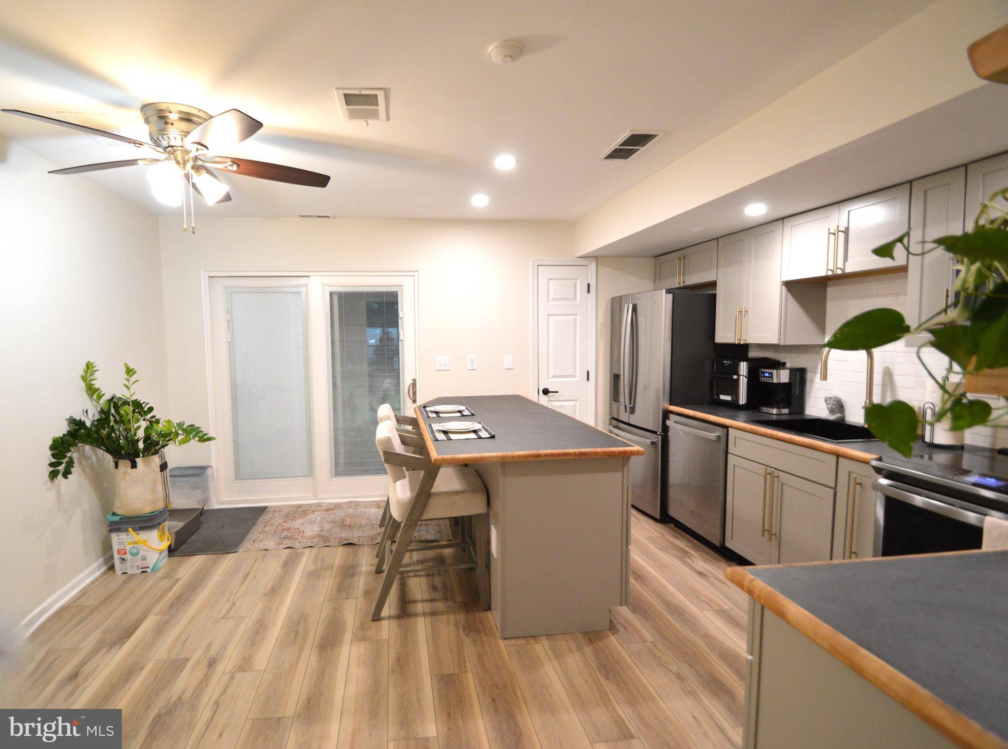 Newark, DE 19702,138 CREEKSIDE CT
