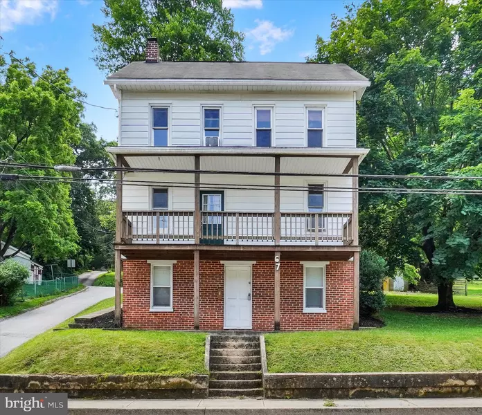 67 E MAIN ST, Windsor, PA 17366