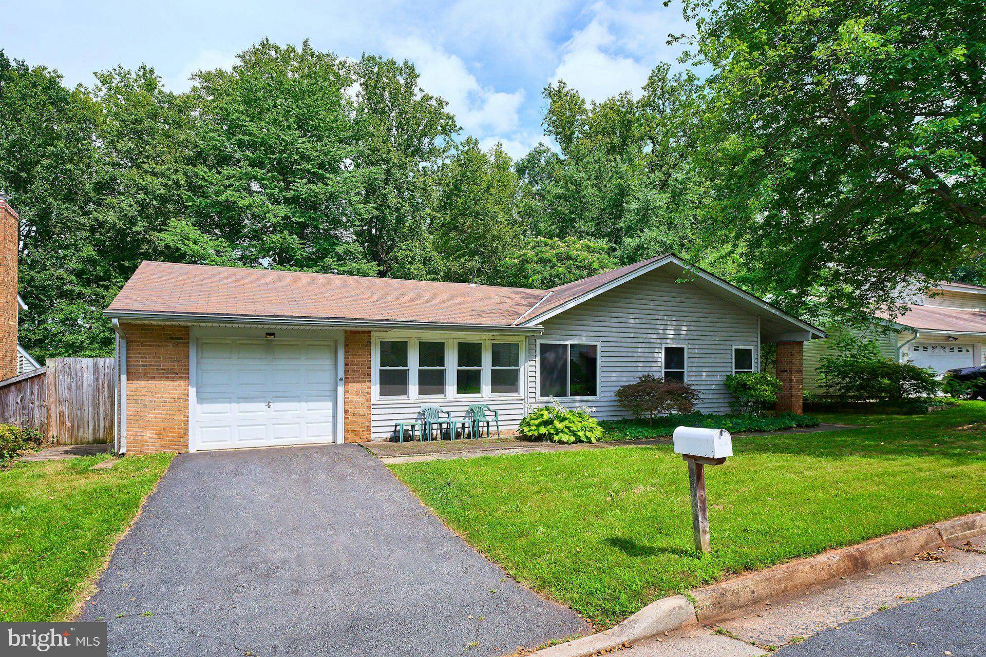 125 AVONDALE DR, Sterling, VA 20164