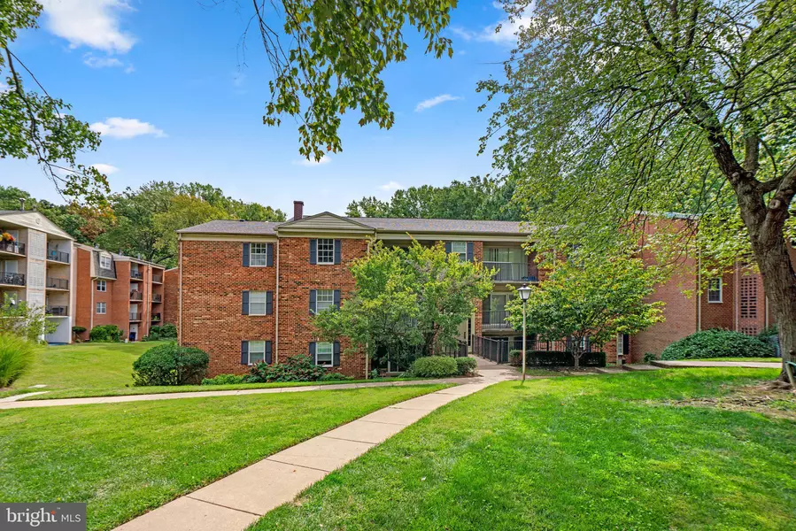878 COLLEGE PARKWAY #202, Rockville, MD 20850