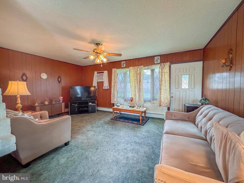 Levittown, PA 19054,34 MISTLETOE LN