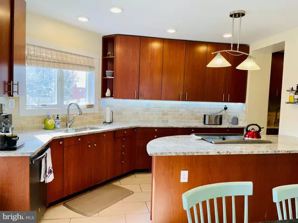 Alexandria, VA 22305,201 LYNHAVEN DR