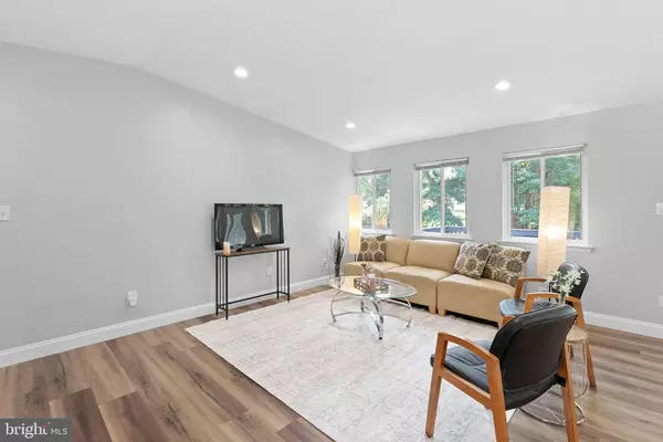 Herndon, VA 20170,913 MCDANIEL CT