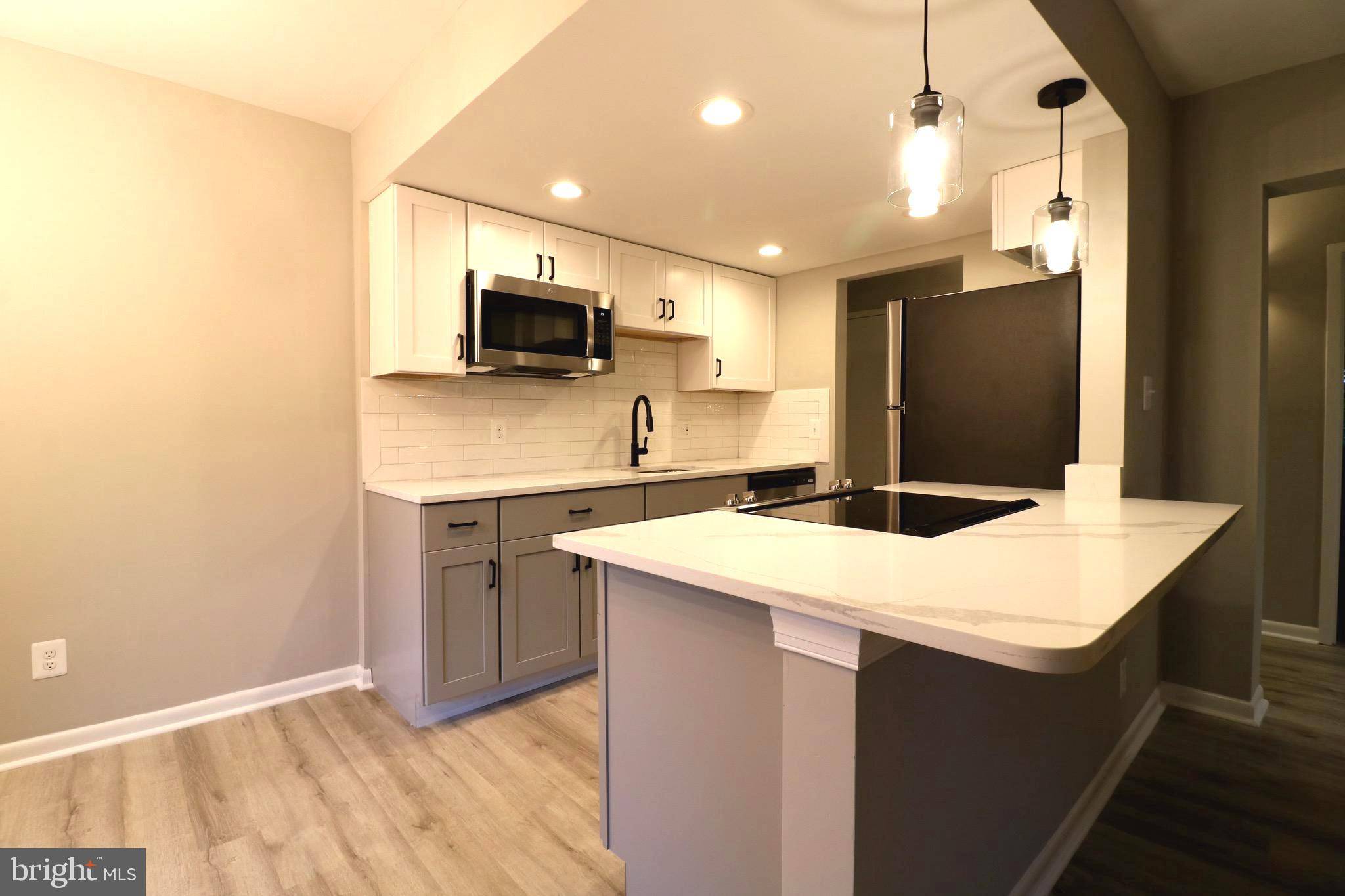 Reston, VA 20191,2249 CASTLE ROCK SQ #11C