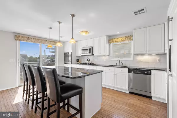 Barnegat Light, NJ 08006,10 E 18TH