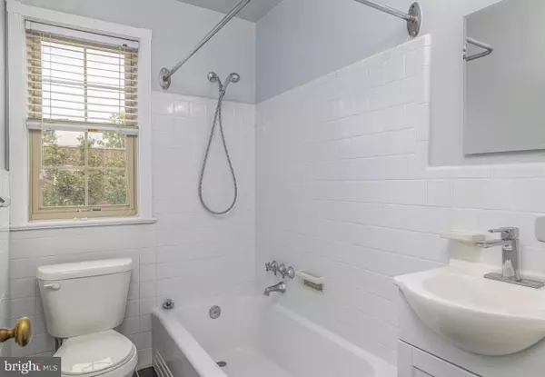 Wynnewood, PA 19096,150 E WYNNEWOOD RD #14B