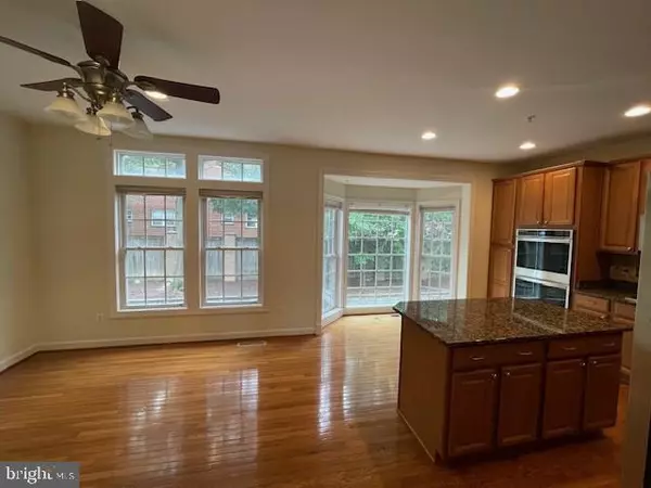 Alexandria, VA 22305,910 W GLEBE RD